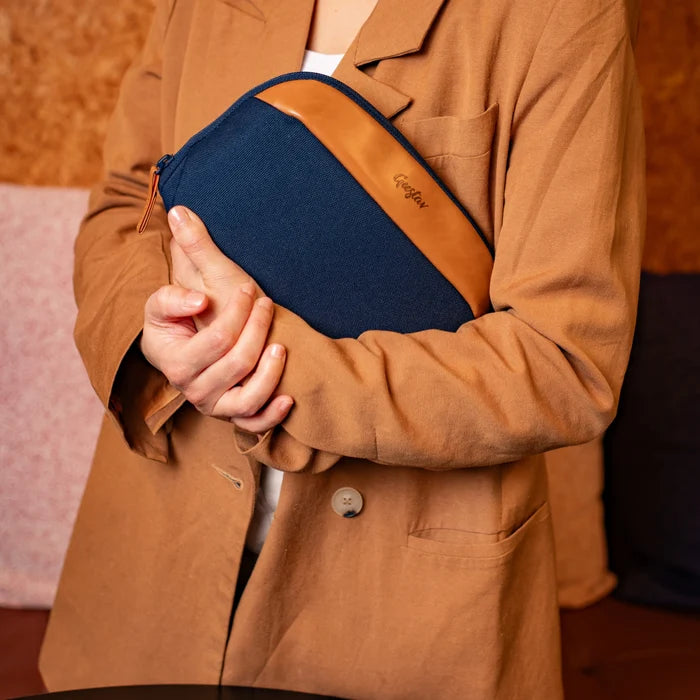 Echo Tech Pouch – side view showing slim profile