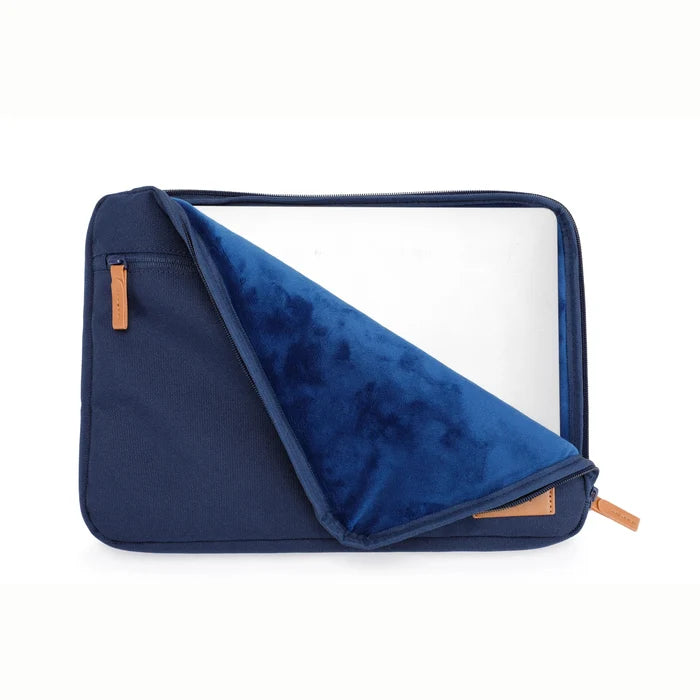 Flow laptop sleeve – flat lay with desk accessories