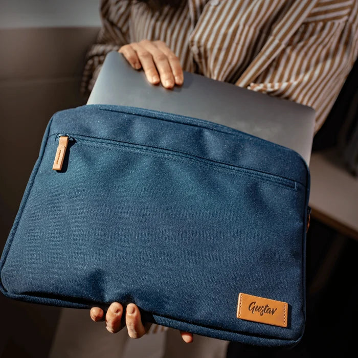 Flow laptop sleeve – front view in natural light