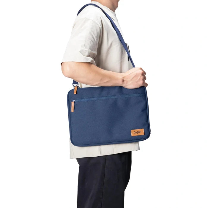 Flow laptop sleeve – side view showing zipper detail