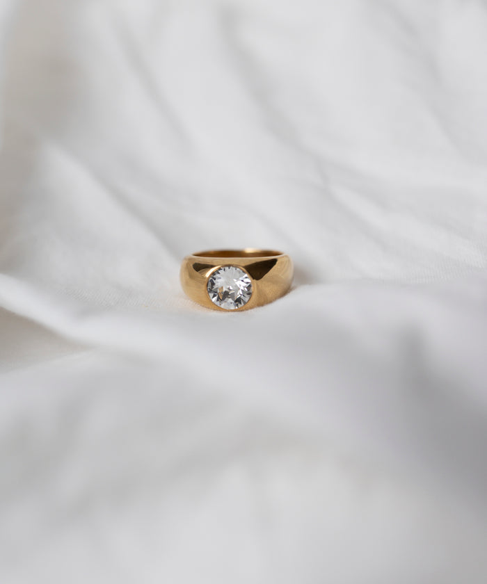 The Pop Swarovski Ring by WALD Berlin, featuring a single round Swarovski Stone, is displayed on a white fabric background.