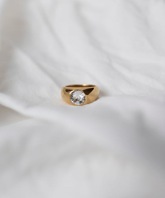 The Pop Swarovski Ring by WALD Berlin, featuring a single round Swarovski Stone, is displayed on a white fabric background.